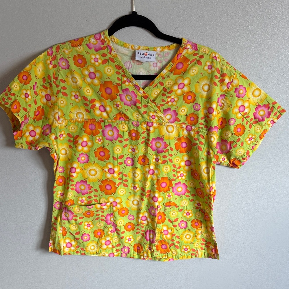 Peaches Uniforms Women's Retro Floral Scrub Top